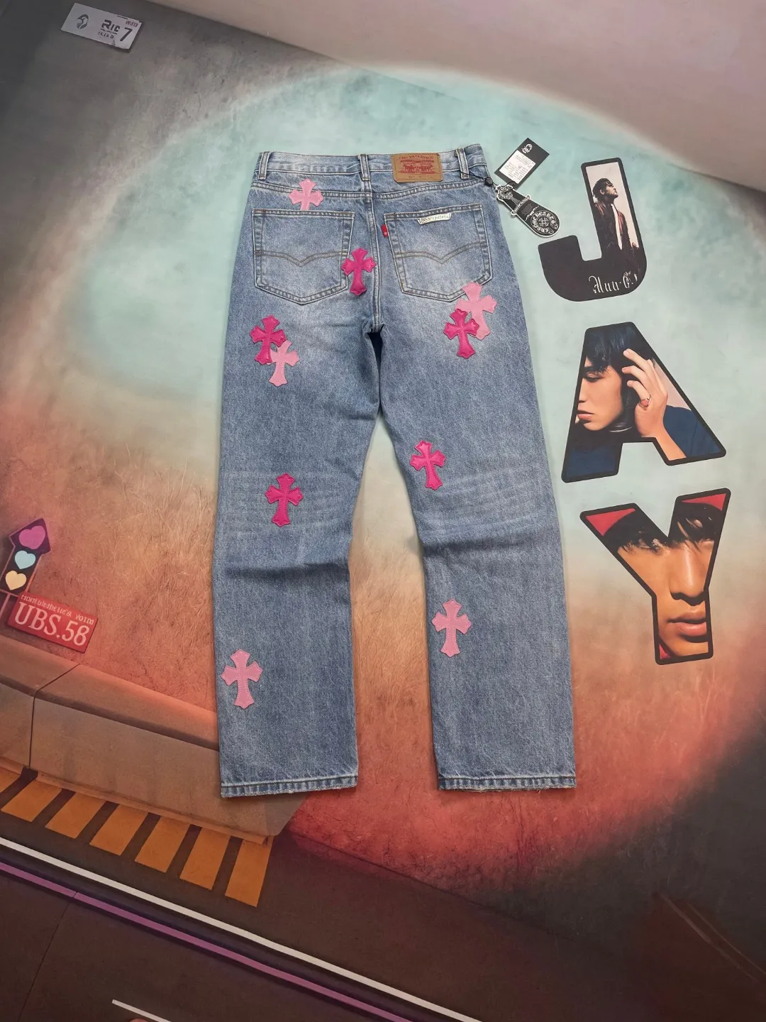 🅿️290 🔘Style No.-KL176 🔘Cro Heart𝐂𝐡𝐫𝐨𝐦𝐞 𝐇𝐞𝐚𝐫𝐭 Cross Pink Leather Distressed Retro Jeans* The quality is great and the price/performance ratio is amazing! There are styles with different washed textures. No matter you have thick or thin legs, the straight version can make your legs look great. The length is just right, very versatile and looks good with anything. It is a basic style for creating various styles. It must be added to the wardrobe must-have list! The fabric is stiff yet soft, full of texture. The ribs on the sides and cuffs of some pants are washed, giving them a vintage feel. The Kejia metal leather label above is super delicate. It doesn't just stick a cross on it and it's done. The turning lines are clear and smooth, and the craftsmanship is top-notch. Hardware such as buttons and zippers are all bearing the Kejia LOGO, and the high-cost washing process highlights the quality. The matching suggestions are as follows: Simple Clean Fit style: Pair with a white simple short-sleeved T-shirt, slightly tucked into the pants to create a natural sense of stacking, and then put on a pair of white moral training shoes, clean and neat, easy to achieve the Clean Fit style. Retro casual style: You can wear a loose light-colored plaid shirt on the upper body, tied casually around the waist, with a white vest underneath, a pair of brown retro sneakers, and a pair of black-framed sunglasses, which is full of retro casual style. Trendy street style: Wear a loose colorful hooded sweatshirt, match it with a pair of colorful sneakers, such as Adidas' Yeezy series, and carry a personalized graffiti backpack to achieve a full sense of street fashion.  Size: S M L XL (28.30.32.34) Color: Blue